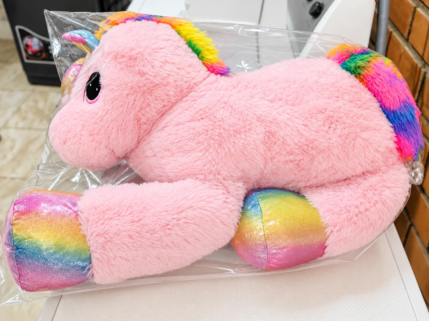 Peluche rosado de unicornio con detalles de colores