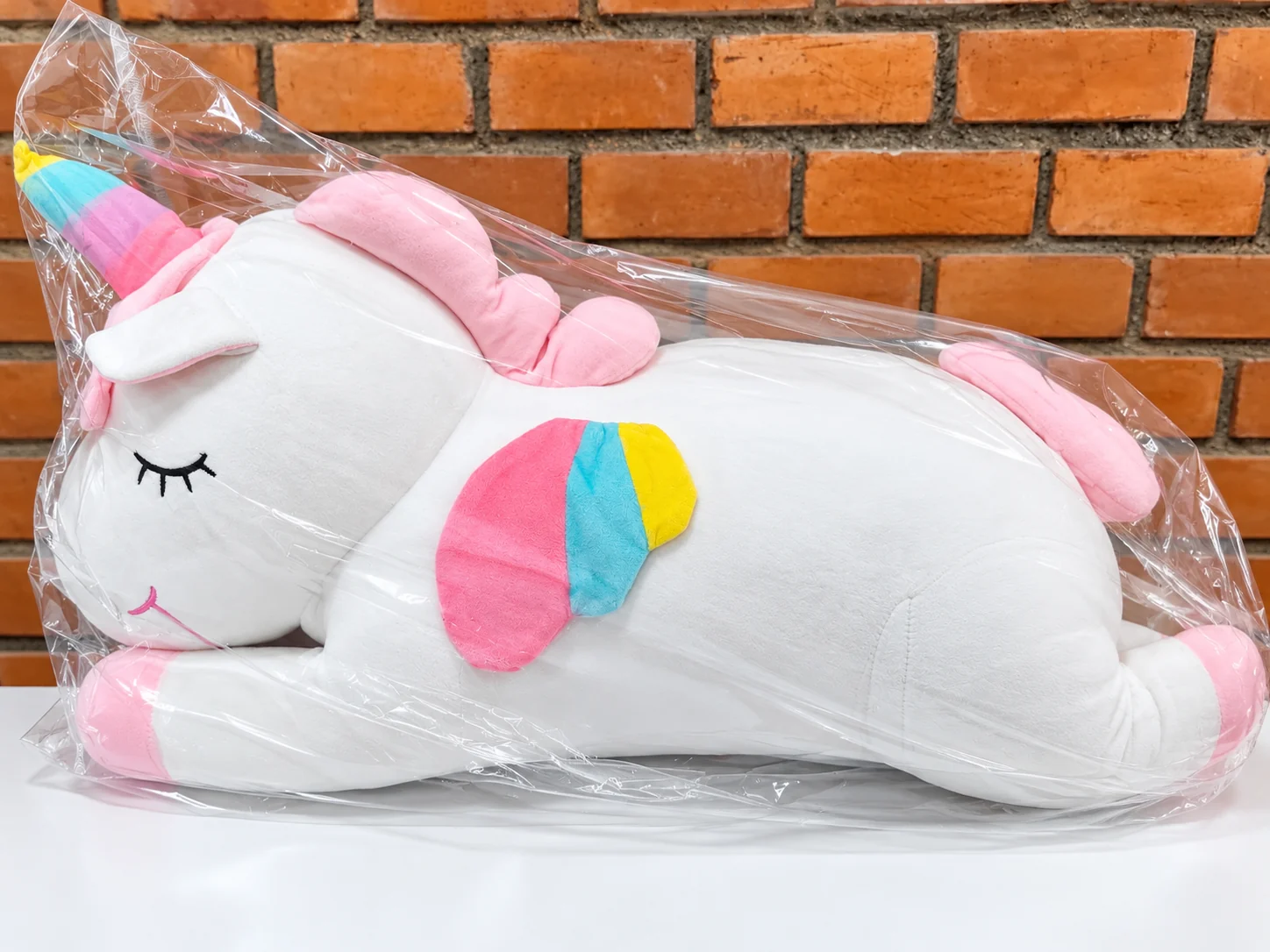 Peluche de unicornio blanco protegido en empaque