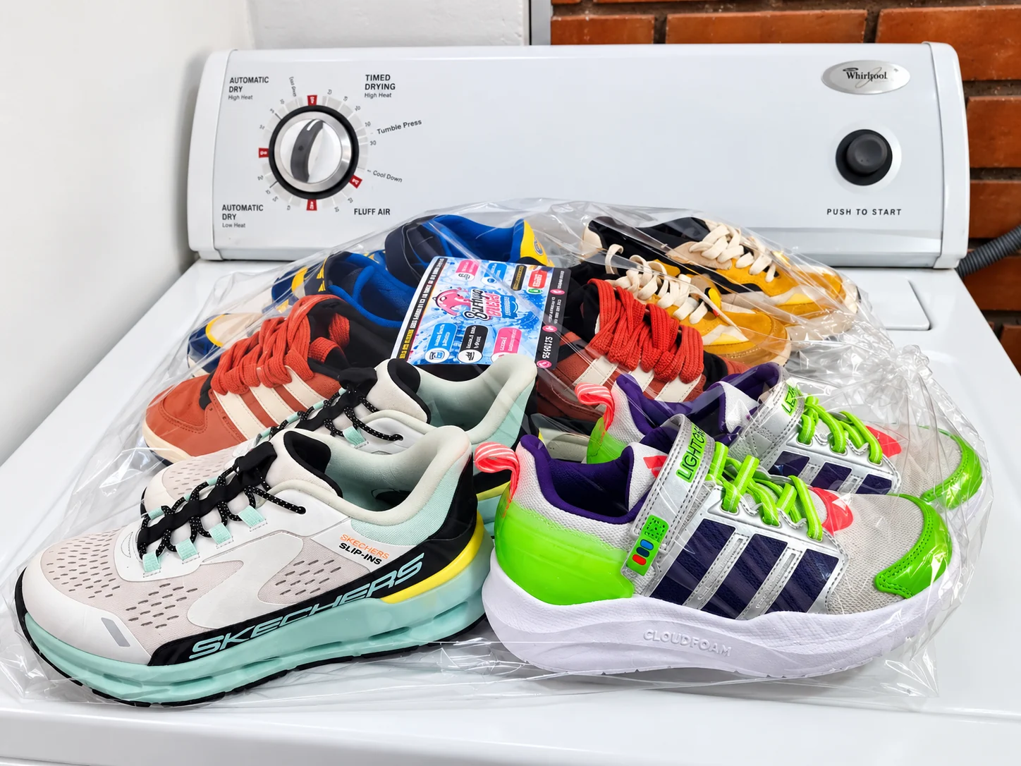 Zapatillas de distintos colores listas para su cuidado