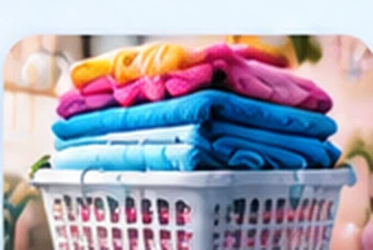 Canasta con ropa limpia y toallas de colores